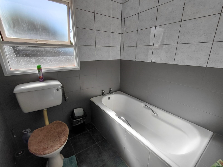 5 Bedroom Property for Sale in C Place Eastern Cape